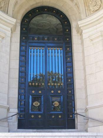 Puerta principal del Palacio de los Tribunales