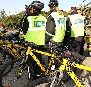 Efectivo policiales con bicicletas. Foto : web
