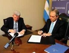 Firma de convenio entre el Dr. Julio Alak y el Lic. Juan Carlos Fábregas 